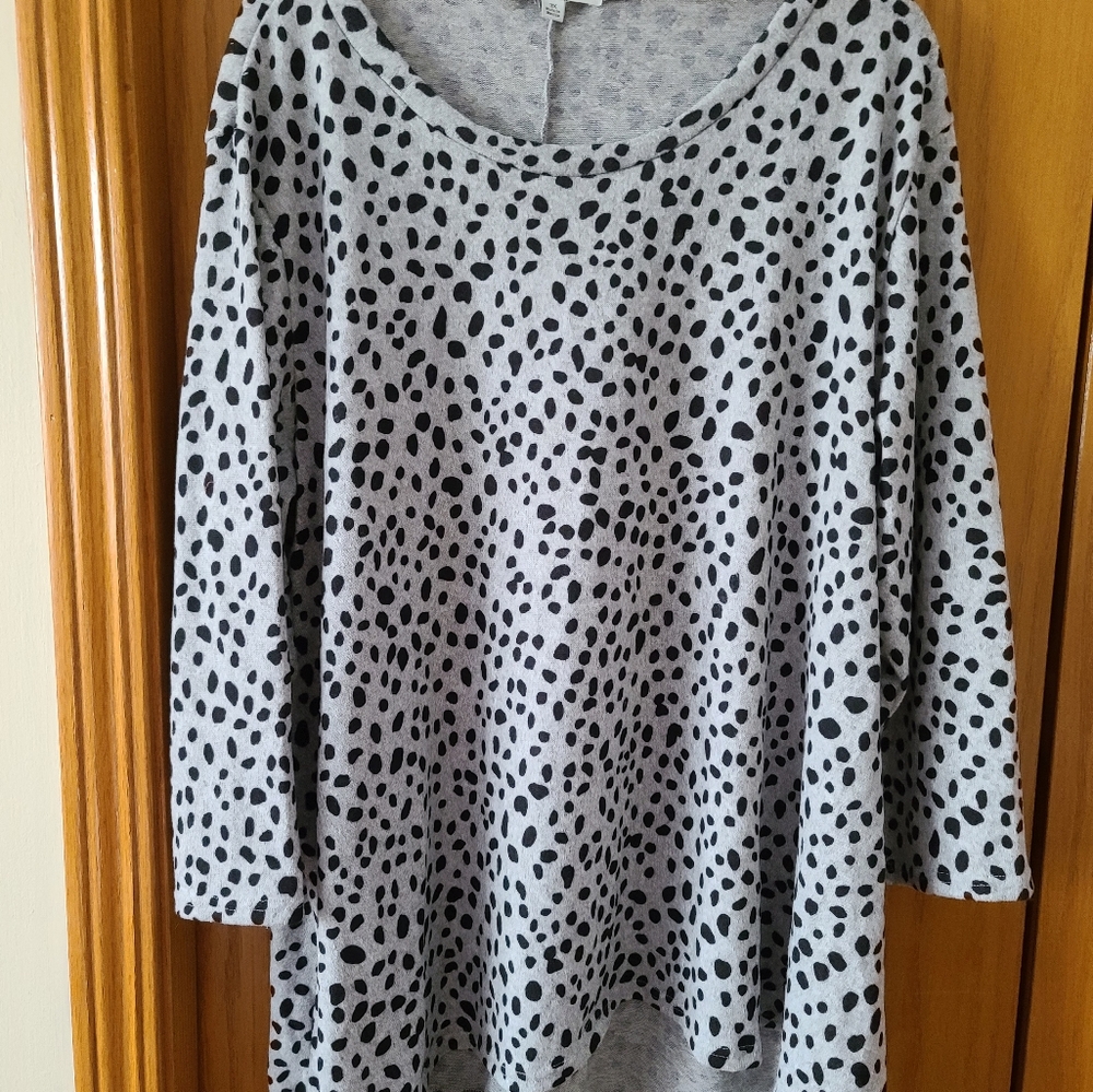 Plus size Black and gray top